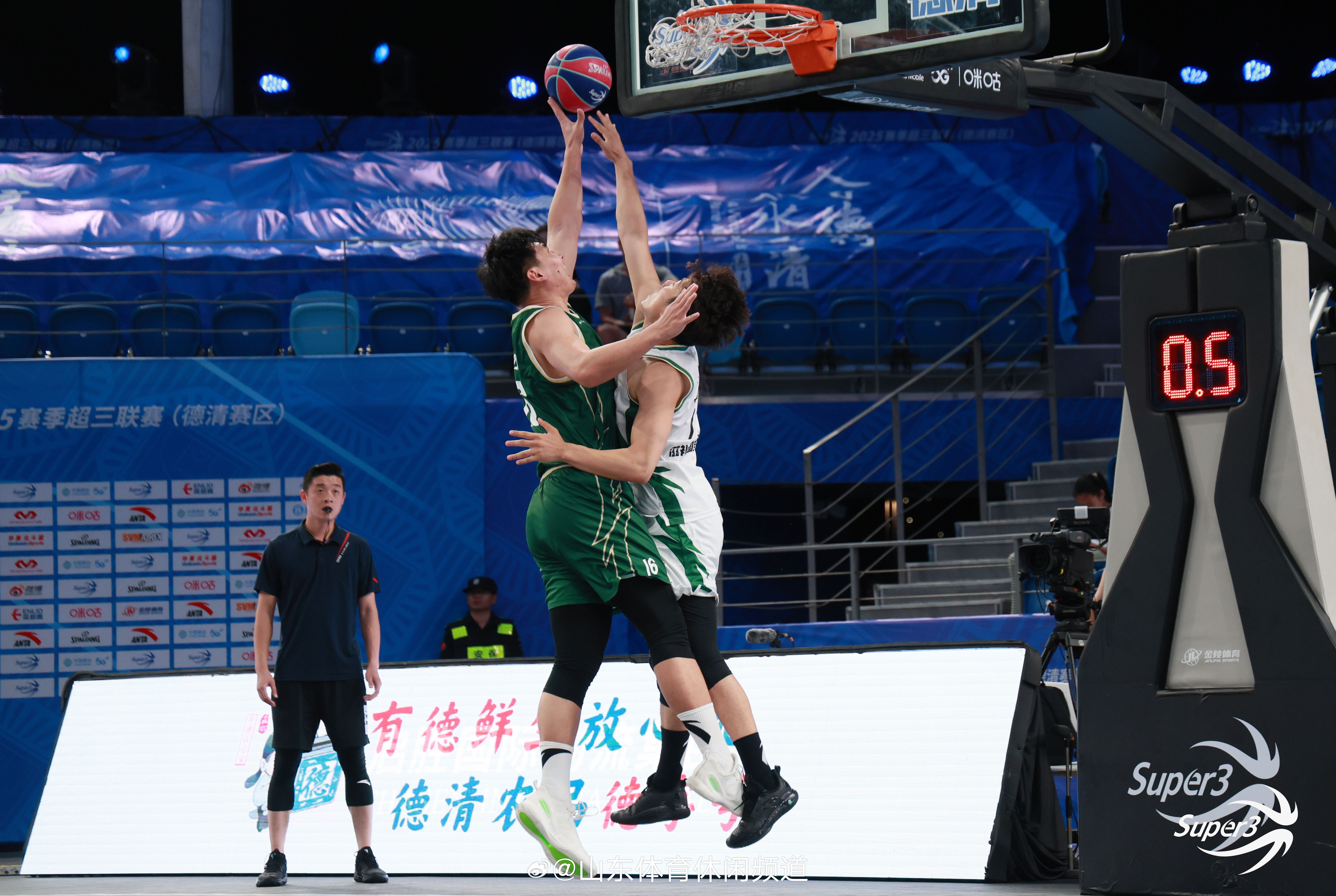 关于窗口期体能课后；纽约尼克斯官宣签约备战CBA常规赛；引发热议；更衣室氛围转暖的信息